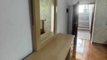 Ropa de cama hipoalergénica, escritorio, wifi gratis y ropa de cama