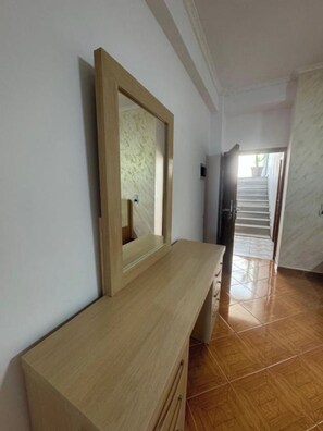 Ropa de cama hipoalergénica, escritorio, wifi gratis y ropa de cama 