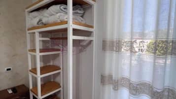 Hypo-allergenic bedding, desk, free WiFi, bed sheets