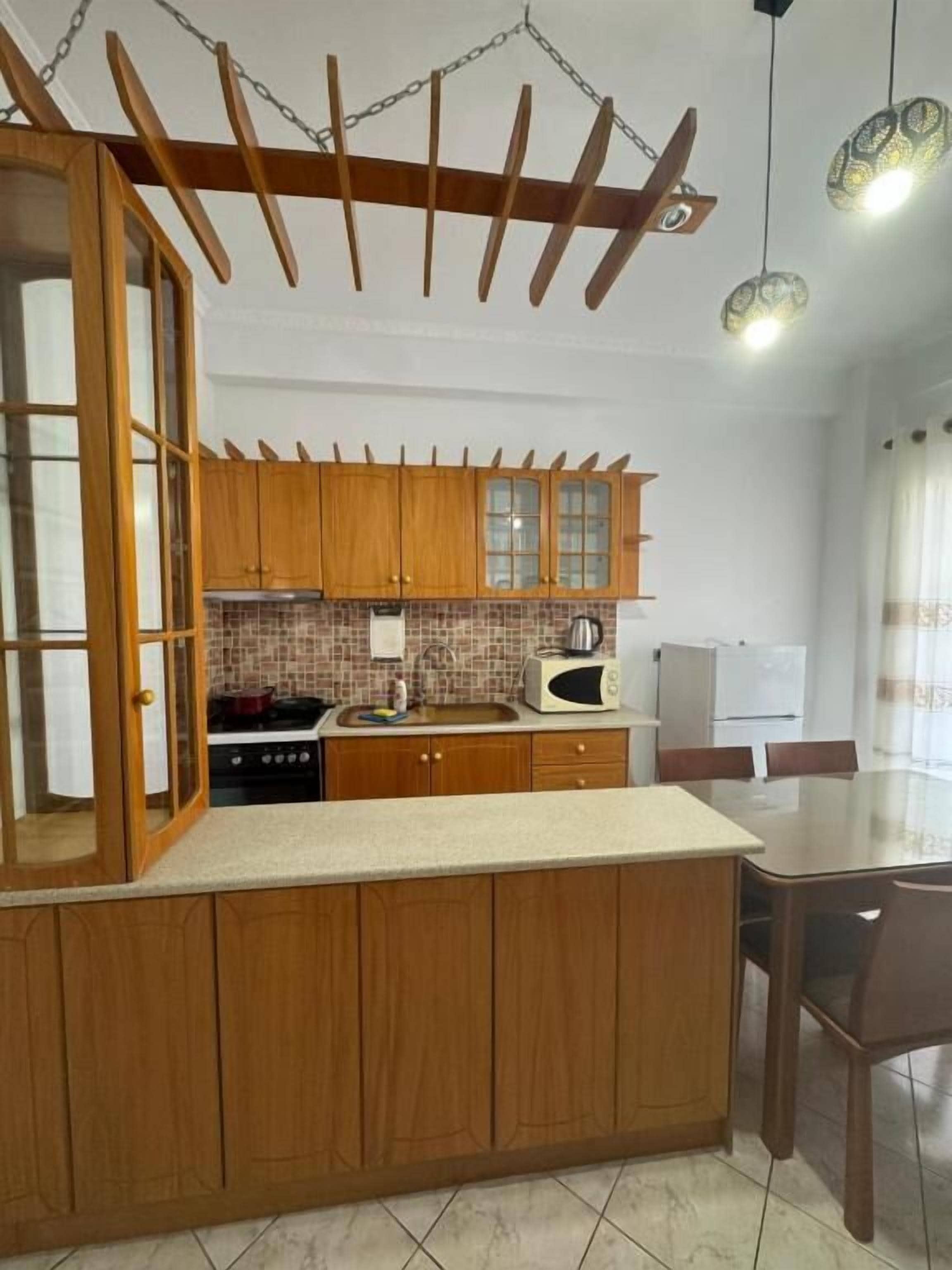 Frigorífico y mesa de comedor