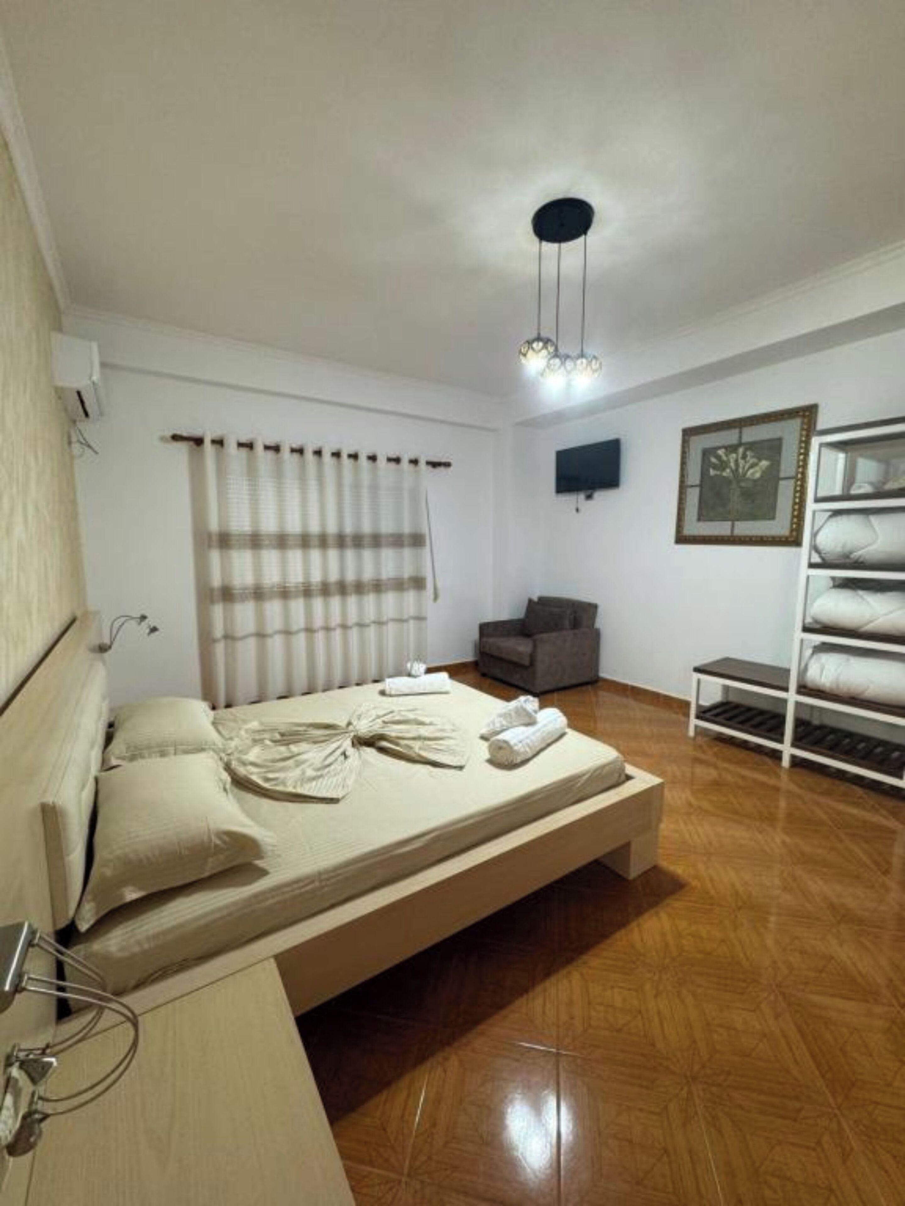 Hypo-allergenic bedding, desk, free WiFi, bed sheets