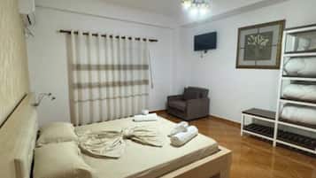 Hypo-allergenic bedding, desk, free WiFi, bed sheets