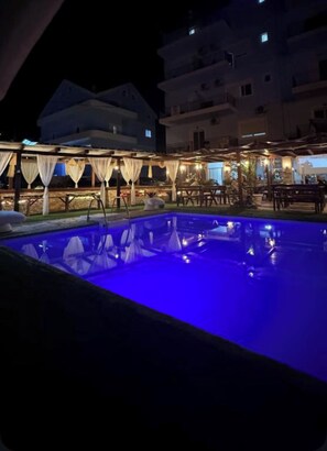 Una piscina al aire libre