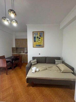Habitación triple, balcón, vistas a la piscina | Zona de estar