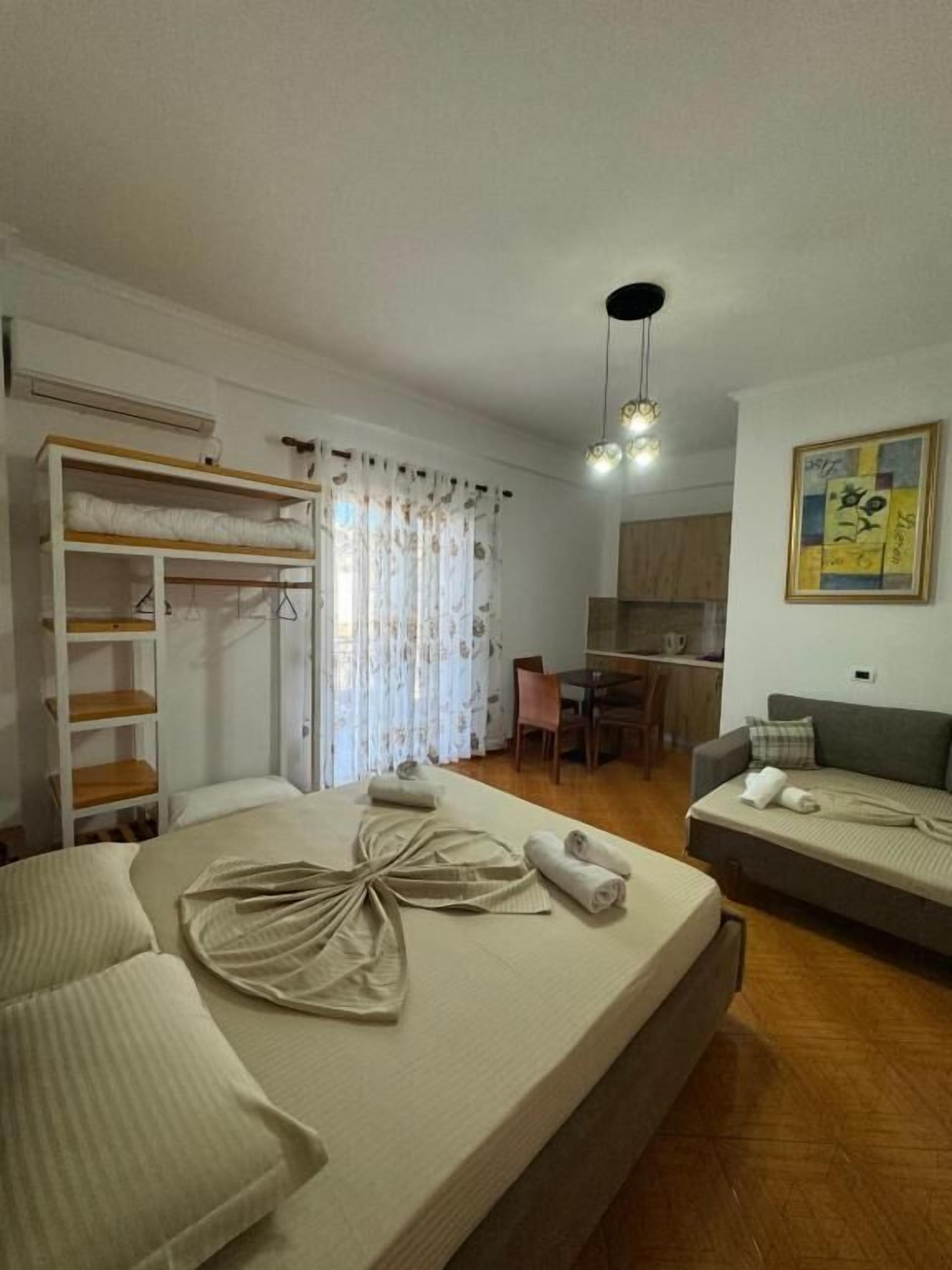 Habitación triple, balcón, vistas a la piscina