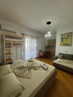 Habitación triple, balcón, vistas a la piscina