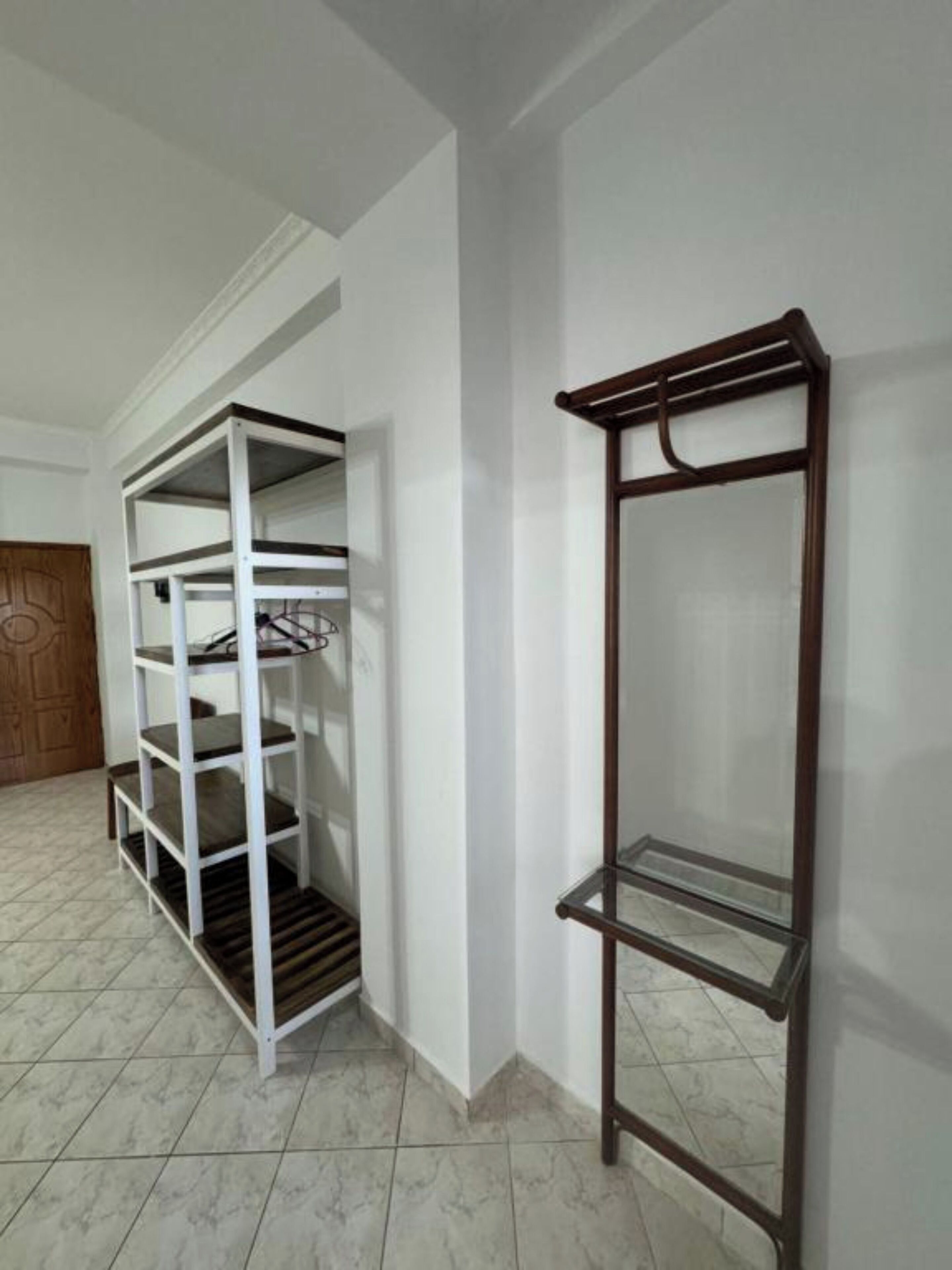 Hypo-allergenic bedding, desk, free WiFi, bed sheets