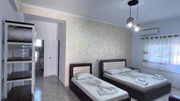 Hypo-allergenic bedding, desk, free WiFi, bed sheets