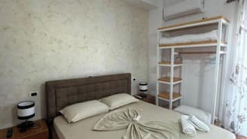 Driepersoonskamer | Hypoallergeen beddengoed, een bureau, gratis wifi, beddengoed