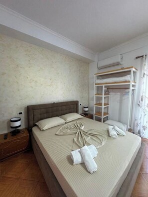 Chambre triple | Literie hypoallergénique, bureau, accès au Wi-Fi (inclus)