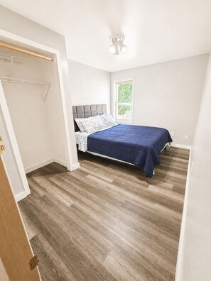 WiFi, bed sheets - Charming 3bedroom - Sleeps 10 - Laundry Available (Fond du Lac)