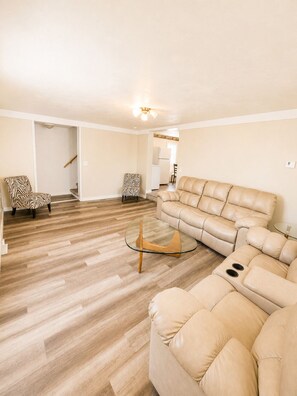 Living area - Charming 3bedroom - Sleeps 10 - Laundry Available (Fond du Lac)