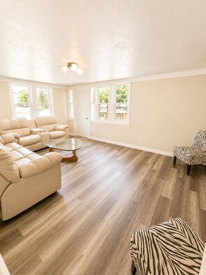 Living area - Charming 3bedroom - Sleeps 10 - Laundry Available (Fond du Lac)