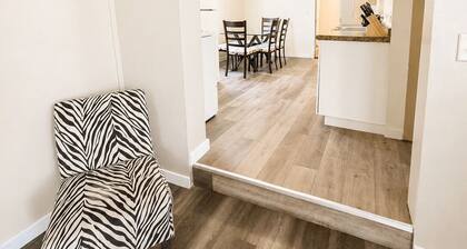Charming 3bedroom - Sleeps 10 - Laundry Available