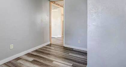 Charming 3bedroom - Sleeps 10 - Laundry Available