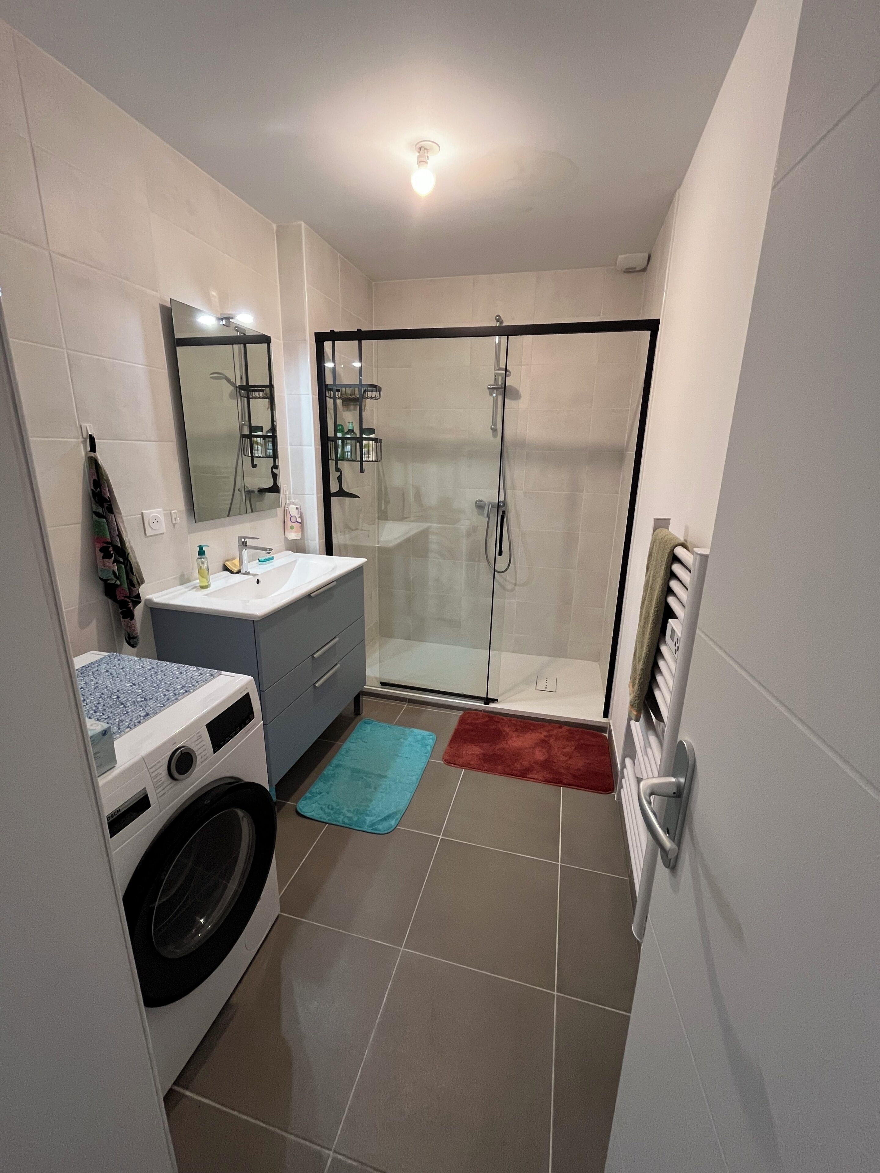 Douche, sèche-cheveux, serviettes fournies, papier toilette