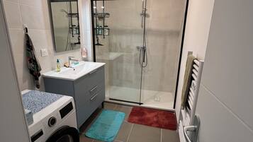Douche, sèche-cheveux, serviettes fournies, papier toilette