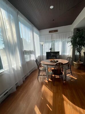 Dining - Logement paisible vue sur l'eau (Laval-Ouest) (Laval)