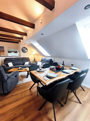 Dining - Vrbo Property (Jever)