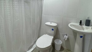 シャワー、タオル、石鹸、トイレットペーパー