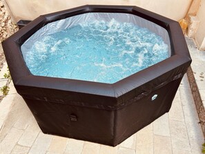 A hot tub with a black exterior and a visible control panel. - L'Amandine - Renovated barn with Jacuzzi (Puisserguier)
