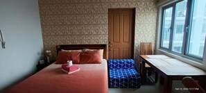 WiFi, bed sheets - Cozy High-Rise Haven (Quezon City)