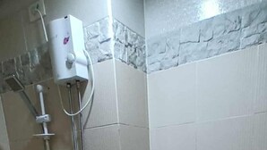 Kylpyhuone, jossa on suihku, wc ja vedenlämmitin.