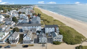 Une zone résidentielle côtière comprenant des maisons, une plage et une jetée.