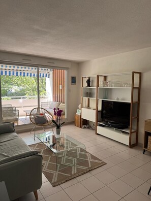 TV - Spacious 73m² with Terrace & Parking (La Grande-Motte)