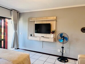 1 bedroom, iron/ironing board, WiFi, bed sheets - Cosy studio apartment, close to Montecasino and all essential amenities (Sandton)
