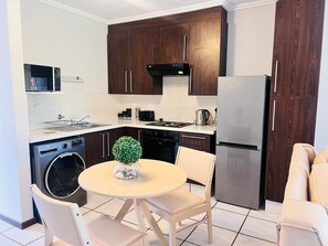 Private kitchen - Cosy studio apartment, close to Montecasino and all essential amenities (Sandton)