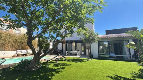 Superb contemporary villa with rooftop sea view, swimming pool, in the heart of Carro