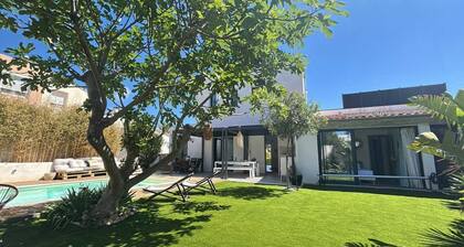 Superb contemporary villa with rooftop sea view, swimming pool, in the heart of Carro