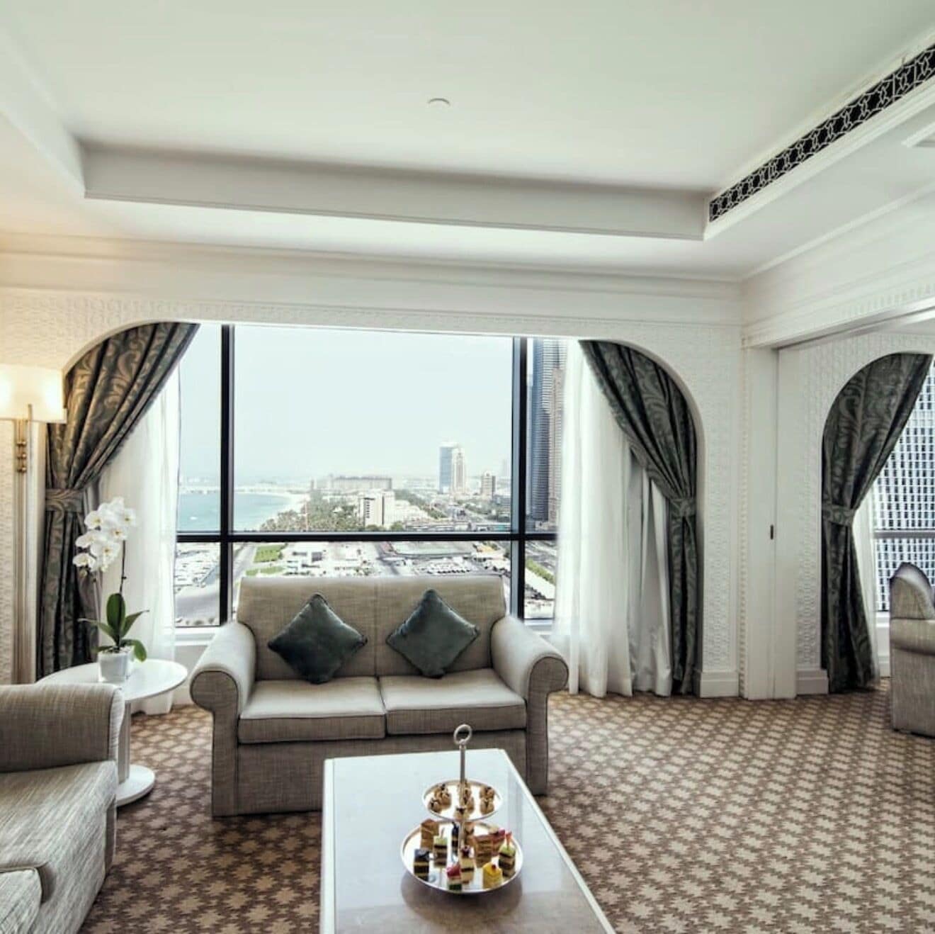 Junior suite, uitzicht op resort | Woonruimte | Een 65-inch smart-tv met kabelzenders