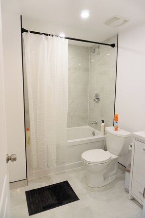 Bathroom - Modern 3 Bedroom Guest Suite (Toronto)