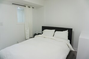 Room - Modern 3 Bedroom Guest Suite (Toronto)