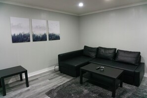 Living area - Modern 3 Bedroom Guest Suite (Toronto)