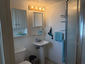 Ein Badezimmer mit Waschbecken, Spiegel und Handtuchhalter.