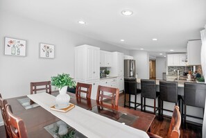 Dining - King-Bed & Large Kitchen Retreat Near Ecusta Trail (Horse Shoe)