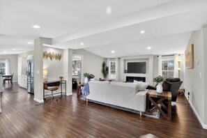 TV, books - King-Bed & Large Kitchen Retreat Near Ecusta Trail (Horse Shoe)