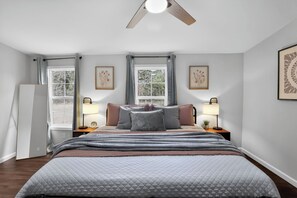 Desk, free WiFi, bed sheets - King-Bed & Large Kitchen Retreat Near Ecusta Trail (Horse Shoe)