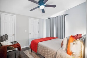 Desk, free WiFi, bed sheets - King-Bed & Large Kitchen Retreat Near Ecusta Trail (Horse Shoe)
