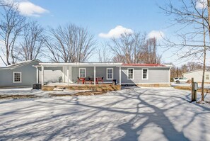Exterior - King-Bed & Large Kitchen Retreat Near Ecusta Trail (Horse Shoe)