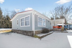 Exterior - King-Bed & Large Kitchen Retreat Near Ecusta Trail (Horse Shoe)