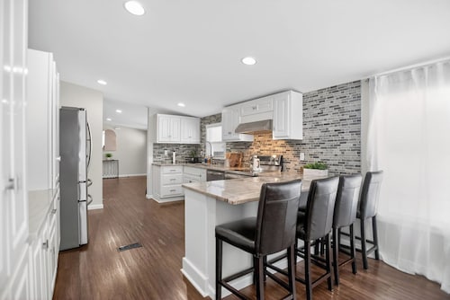 King-Bed & Large Kitchen Retreat Near Ecusta Trail