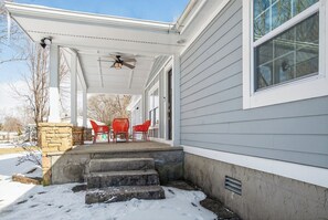 Outdoor dining - King-Bed & Large Kitchen Retreat Near Ecusta Trail (Horse Shoe)