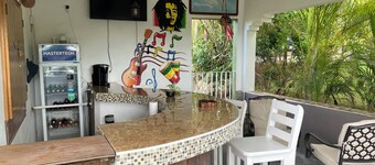 The Suite One, Negril • Roof Deck Access • BBQ • Onsite Bar • Rick’s 