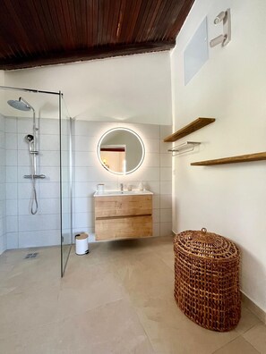 Douche, sèche-cheveux, serviettes fournies