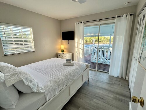 Island Home: 3-bedroom apartment in Bokeelia with hot tub, AC, water views, bbq