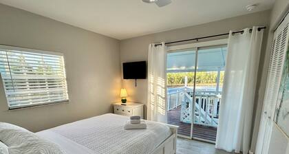Island Home: 3-bedroom apartment in Bokeelia with hot tub, AC, water views, bbq